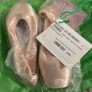 Size 8 M Gaynor Minden Ballet Pointe Shoe.